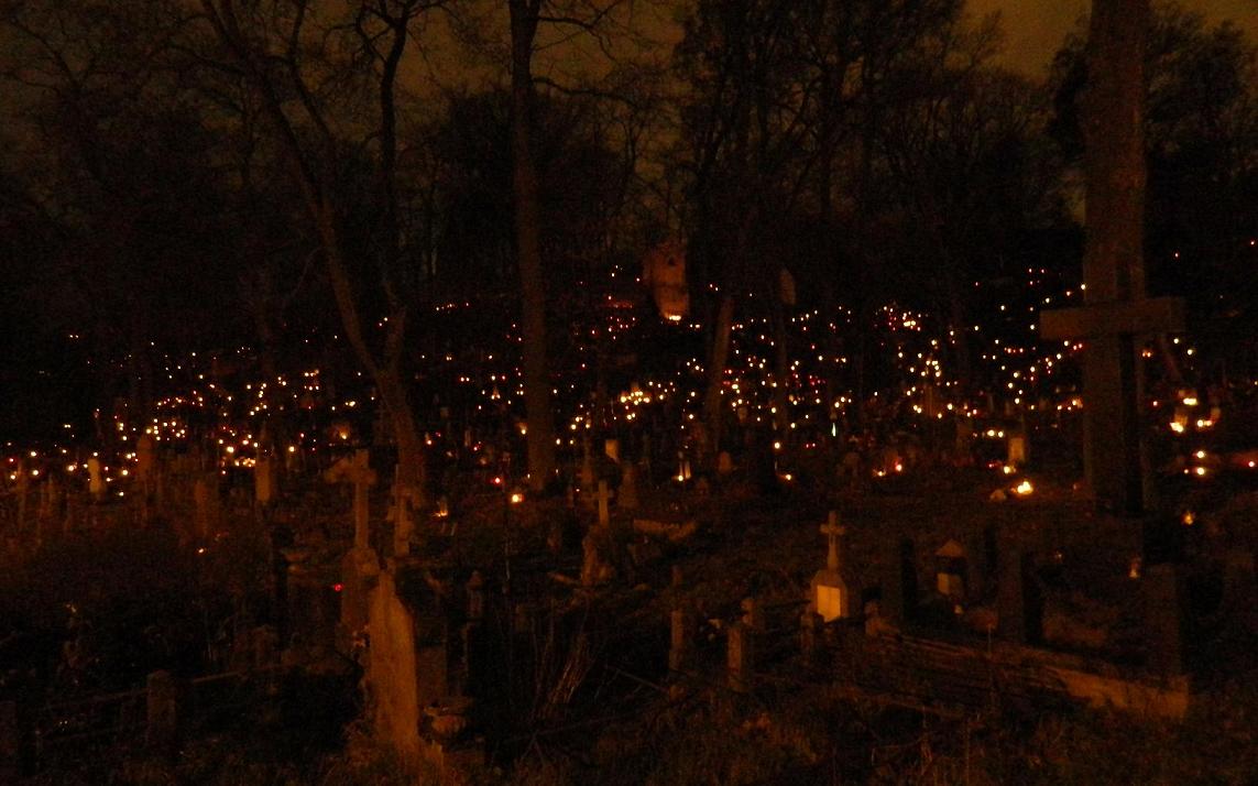 Почему нельзя ночью на кладбище. Огоньки на кладбище ночью. Фосфор на кладбище. Светящиеся могилы ночью. Свечение на кладбище.